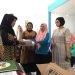 Pelaksana Bidang Keluarga Berencana dan Keluarga Sejahtera (KB - KS), Sarkiya Nani saat menyalurkan bantuan BKB Kit dan Jasa Transportasi TPK di Balai Penyuluh KB Bonepantai, Jumat (27/10/2023). (Foto Indra/Gopos)