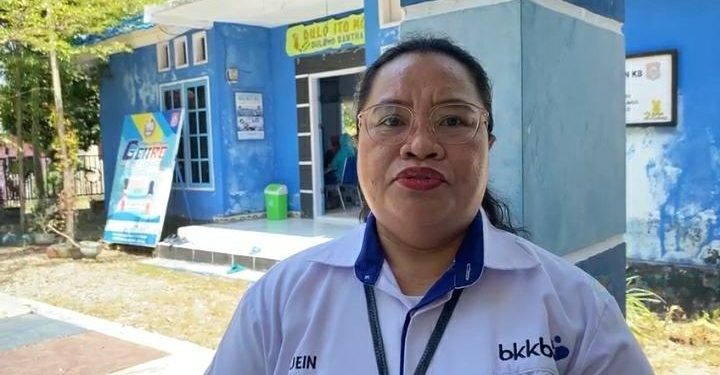 Penyuluh KB Kecamatan Suwawa, Jein Angkumona saat diwawancarai usai penyuluhan Keluarga Berencana, Senin (30/10/2023). (Foto AFK)