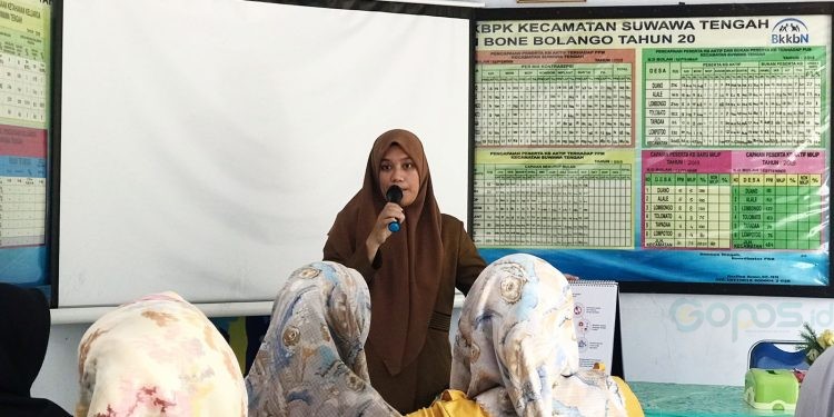 : Penyuluh KB Kecamatan Suwawa Tengah, Zein Ekawirahmi saat melakukan penyuluhan dan sosialisasi Keluarga Berencana dalam rangka peningkatan angka harapan ibu dan anak yang digelar di Balai Penyuluhan Keluarga Berencana Kecamatan Suwawa Tengah, Senin (30/10/2023). (Foto Amalia)