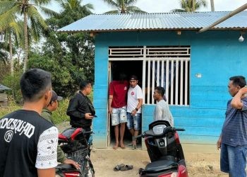 Tersangka RM (baju merah) saat diamankan di rumahnya di Desa Karya Baru, Kecamatan Dengilo, Pohuwato.(istimewa)