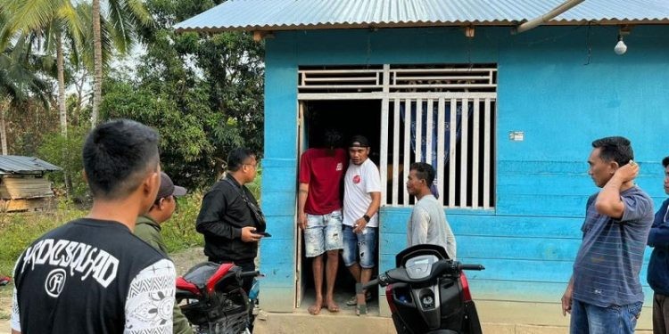 Tersangka RM (baju merah) saat diamankan di rumahnya di Desa Karya Baru, Kecamatan Dengilo, Pohuwato.(istimewa)