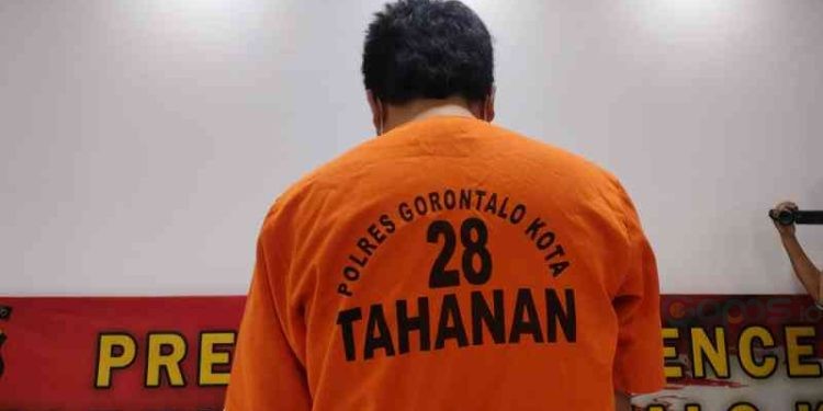 FM (33) Pria asal Kelurahan Donggala, Kecamatan Hulonthalangi, Kota Gorontalo saat diamankan Polresta Gorontalo Kota. (Putra/Gopos)