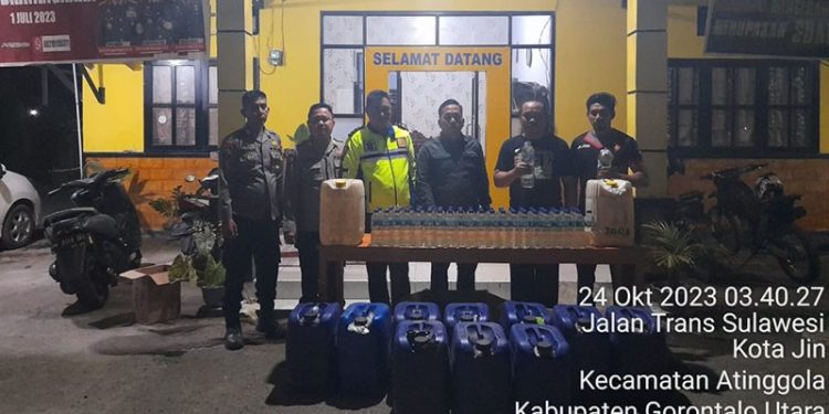 Polsek Atinggola mengamankan ratusan liter bbm solar dan miras jenis cap tikus dalam razia miras dan tindak pidana lainnya, Selasa (24/10/2023).(istmewa)