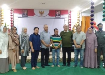 Bupati Gorontalo Nelson Pomalingo saat menerika kunjungan Kaprodi Bedah Saraf UGM dan rombongan, Ahad (22/10/2023).