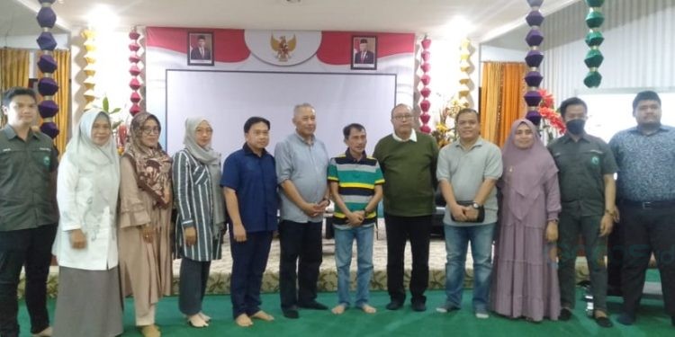 Bupati Gorontalo Nelson Pomalingo saat menerika kunjungan Kaprodi Bedah Saraf UGM dan rombongan, Ahad (22/10/2023).
