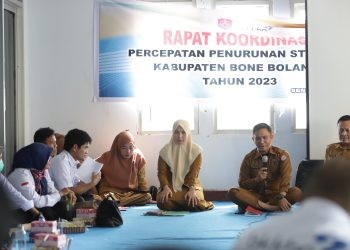 Plt Kepala Dinas Sosial P3APPKB Bone Bolango, Fredy Lasut didampingi Kepala Bidang Pengendalian Penduduk dan Keluarga Berencana, ,Mulyadi S. Paramata saat memberikan arahan kepada para PKB pada Rapat Koordinasi Percepatan Penurunan Stunting tingkat Kabupaten Bone Bolango di Aula Dinas Sosial P3APPKB, Senin (9/10/2023). (Foto Adit)