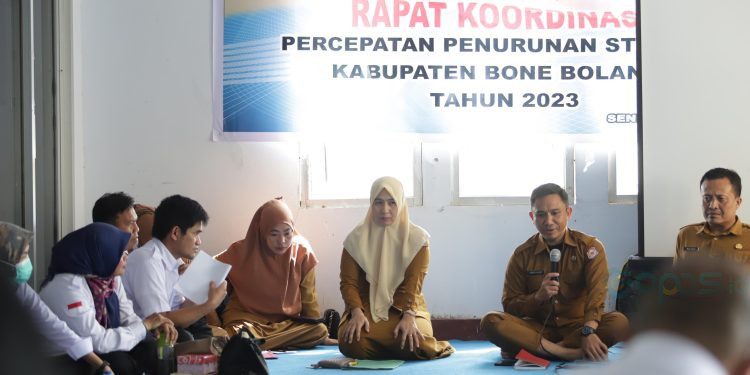 Plt Kepala Dinas Sosial P3APPKB Bone Bolango, Fredy Lasut didampingi Kepala Bidang Pengendalian Penduduk dan Keluarga Berencana, ,Mulyadi S. Paramata saat memberikan arahan kepada para PKB pada Rapat Koordinasi Percepatan Penurunan Stunting tingkat Kabupaten Bone Bolango di Aula Dinas Sosial P3APPKB, Senin (9/10/2023). (Foto Adit)