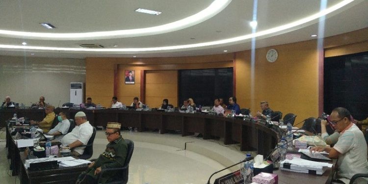 Suasana rapat Banggar DPRD Provinsi Gorontalo, Senin (23/10/2023). (F. Ajir/gopos)