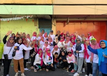 Bacaleg DPR RI, Hamim Pou saat foto bersama dengan emak-emak usai berolahraga bersama di Kawasan Jumbo Swalayan, Minggu (15/10/2023) pagi. (Foto Cila)