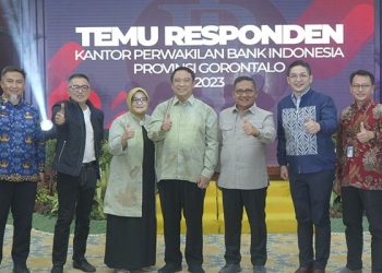 Kepala Perwakilan Bank Indonesia Provinsi Gorontalo, Dian Nugraha (tengah) berpose bersama Wali Kota Gorontalo, Marten Taha (empat dari kanan), Pasha Ungu (tiga kanan), Deputi Kepala Perwakilan BI Gorontalo, Ridwan Nurjamal (kanan), Motivator, Helmi Yahya (tiga kiri), dan Pj Sekda Provinsi Gorontalo, Budiyanot Sidiki (dua kiri) dalam temu responden, Selasa (17/10/2023). (Dok. Putra/BI Gorontalo)