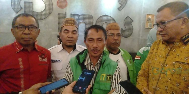 Ketua Tim Pemenangan Ganjar-Mahfud Provinsi Gorontalo, Nelson Pomalingo, memberikan keterangan kepada wartawan usai pertemuan tertutup, Selasa (25/10/2023).(Arif/gopos)