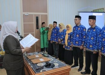 Wakil Bupati Pohuwato Suharsi Igirisa melantik pejabat daerah di lingkungan Pemkab Pohuwato, Senin (30/10/2023) (F Humas Pemda Pohuwato)