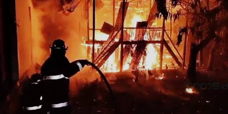 Rumah terbakar