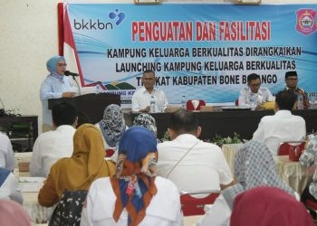 Wabup Merlan saat memberikan sambutan pada kegiatan Penguatan dan Fasilitasi Kampung Keluarga Berkualitas dirangkaikan Launching Kampung Keluarga Berkualitas Tingkat Kabupaten Bone Bolango di Executif Meeting Room Kabila, Rabu (11/10/2023). (Foto Yudi)