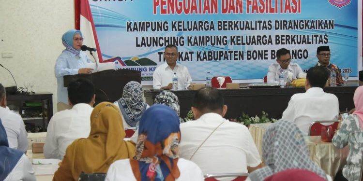 Wabup Merlan saat memberikan sambutan pada kegiatan Penguatan dan Fasilitasi Kampung Keluarga Berkualitas dirangkaikan Launching Kampung Keluarga Berkualitas Tingkat Kabupaten Bone Bolango di Executif Meeting Room Kabila, Rabu (11/10/2023). (Foto Yudi)