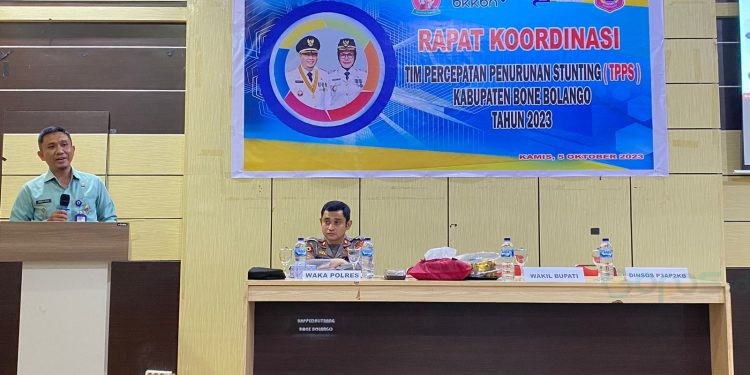 Fredy Lasut saat memberikan materi pada Rapat Koordinasi Tim Percepatan Penurunan Stunting (TPPS) Kabupaten Bone Bolango  di Aula Bappeda Litbang, Kamis (5/10/2023). (Foto AFK)