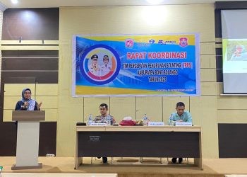 Wabup Merlan saat memberikan sambutan pada Rapat Koordinasi Tim Percepatan Penurunan Stunting (TPPS) Kabupaten Bone Bolango  di Aula Bappeda Litbang, Kamis (5/10/2023). (Foto AFK)