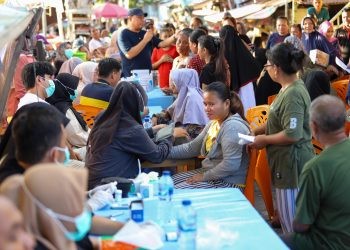 Pengobatan gratis yang digelar oleh Bacaleg DPR RI Partai NasDem Dapil Sulut, Hamim Pou diserbu oleh ratusan warga Sindulang I, Kecamatan Tuminting, Manado, Minggu (15/10/2023). (Foto Cila)