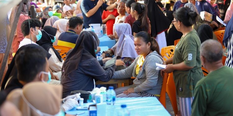 Pengobatan gratis yang digelar oleh Bacaleg DPR RI Partai NasDem Dapil Sulut, Hamim Pou diserbu oleh ratusan warga Sindulang I, Kecamatan Tuminting, Manado, Minggu (15/10/2023). (Foto Cila)