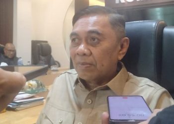 Ketua Komisi I Deprov Gorontalo, AW Thalib saat memberikan keterangan terkait batalnya raker tentang permohonan hibah, Senin (16/10/2023)  (muhajir/gopos)