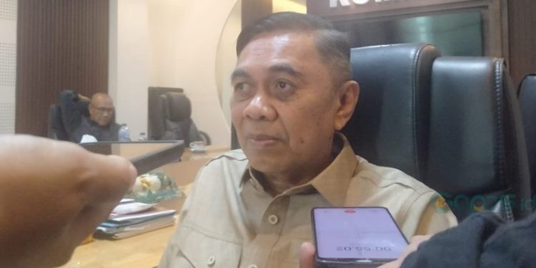 Ketua Komisi I Deprov Gorontalo, AW Thalib saat memberikan keterangan terkait batalnya raker tentang permohonan hibah, Senin (16/10/2023)  (muhajir/gopos)