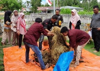 Pelatihan pemanfaatan limbah jadi pupuk oleh Fakultas Pertanian UNG kepada Petani di Kabupaten Bone Bolango (istimewa)