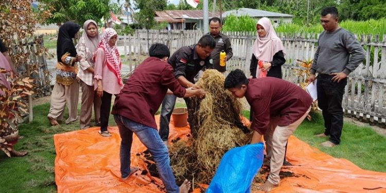 Pelatihan pemanfaatan limbah jadi pupuk oleh Fakultas Pertanian UNG kepada Petani di Kabupaten Bone Bolango (istimewa)