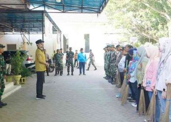 Wakil Walikota Gorontalo Ryan Kono saat memberikan arahan kepada masyarakat sebelum membersihkan lingkungan.