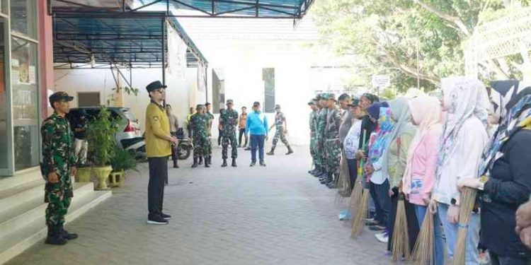 Wakil Walikota Gorontalo Ryan Kono saat memberikan arahan kepada masyarakat sebelum membersihkan lingkungan.