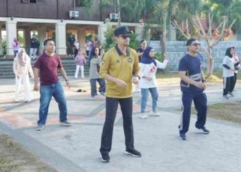 Wakil Walikota Gorontalo, Ryan Kono saat memimpin senam Zumba, di pelataran rumah adat dulohupa, Jumat 20/10/23.