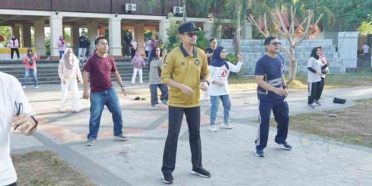 Wakil Walikota Gorontalo, Ryan Kono saat memimpin senam Zumba, di pelataran rumah adat dulohupa, Jumat 20/10/23.