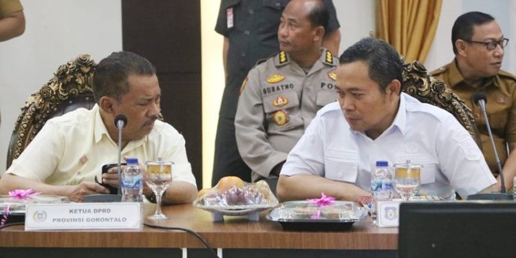 Ketua DPRD Provinsi Gorontalo, Paris RA Jusuf (kiri) bersama Pj. Gubernur Gorontalo, Ismail Pakaya (kanan) pada rapat forkopimda diperluas dirangkaikan dengan penandatanganan NPHD antara Pemprov Gorontalo dan KPU Provinsi Gorontalo, Selasa (24/10/2023) (muhajir/gopos)