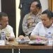 Ketua DPRD Provinsi Gorontalo, Paris RA Jusuf (kiri) bersama Pj. Gubernur Gorontalo, Ismail Pakaya (kanan) pada rapat forkopimda diperluas dirangkaikan dengan penandatanganan NPHD antara Pemprov Gorontalo dan KPU Provinsi Gorontalo, Selasa (24/10/2023) (muhajir/gopos)