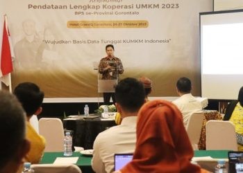 Kepala BPS Provinsi Gorontalo, Mukhamad Mukhanif memberikan sambutan pada rekonsiliasi Pendataan Lengkap (PL) Koperasi  UMKM 2023. i Hotel Grand Q, Kamis (26/10/23). (vivi/hms)