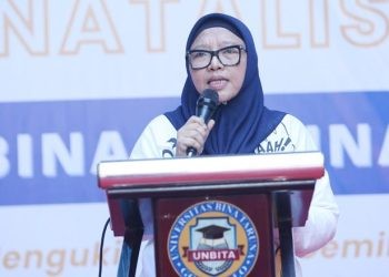 Ketua Yayasan Bina Taruna Gorontalo, Hj. Sri Nunaningsi Rachman memberikan sambutan pada pembukaan perayaan dies natalis kedua Universitas Bina Taruna (UNBITA) Gorontalo, Jumat (20/10/2023). (agm/hms)
