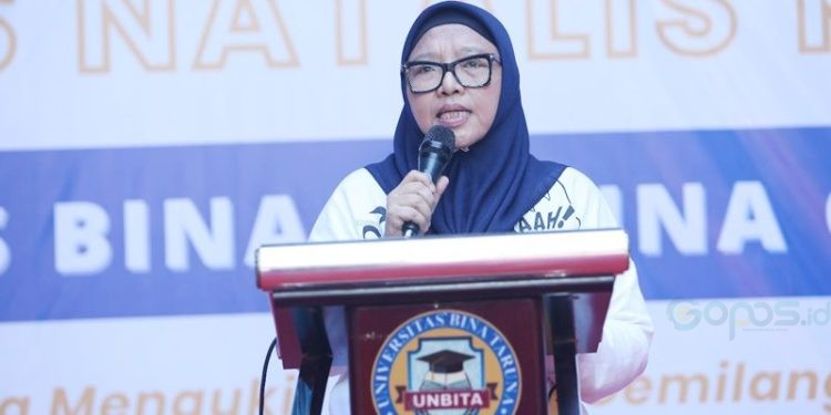 Ketua Yayasan Bina Taruna Gorontalo, Hj. Sri Nunaningsi Rachman memberikan sambutan pada pembukaan perayaan dies natalis kedua Universitas Bina Taruna (UNBITA) Gorontalo, Jumat (20/10/2023). (agm/hms)