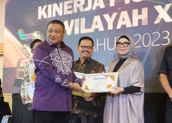 Rektor UNBITA Gorontalo, Dr. Ellys Rachman menerima apresiasi penghargaan sebagai kampus pengelolaan KIP Kuliah terbaik (istimewa)