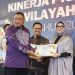 Rektor UNBITA Gorontalo, Dr. Ellys Rachman menerima apresiasi penghargaan sebagai kampus pengelolaan KIP Kuliah terbaik (istimewa)