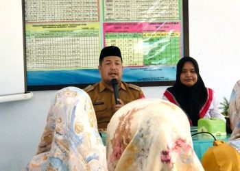 Camat Suwawa Tengah, Oktavianus Tangahu saat memberikan sambutan pada Penyuluhan Program Pembinaan Keluarga Berencana oleh DinsosP3APPKB Bone Bolango, Senin (30/10/2023). (Foto Amalia)