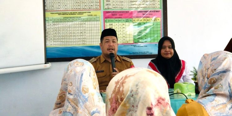 Camat Suwawa Tengah, Oktavianus Tangahu saat memberikan sambutan pada Penyuluhan Program Pembinaan Keluarga Berencana oleh DinsosP3APPKB Bone Bolango, Senin (30/10/2023). (Foto Amalia)