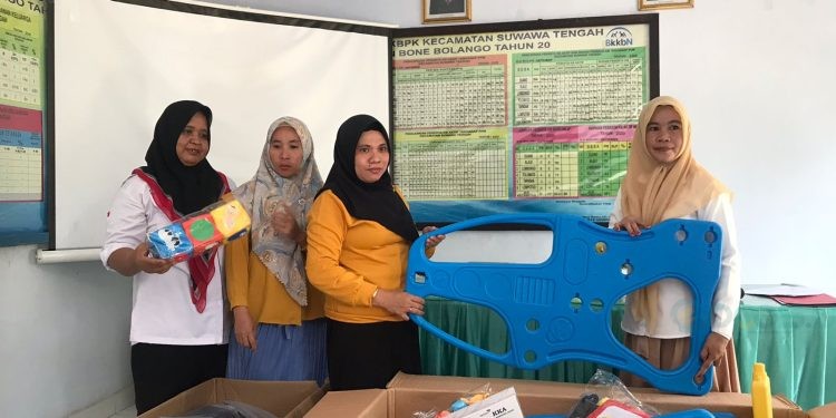 Penyaluran bantuan BKB Kit di Kecamatan Suwawa Tengah, Senin (30/10/2023). (Foto Amalia)