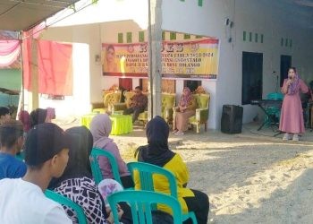 Anggota DPRD Provinsi Gorontalo Dapil Bone Bolango, Yeyen Sidiki berpose dengan warga saat melaksanakan reses di Desa Tunggulo, Tilongkabila, Selasa (31/10/2023) (muhajir/gopos)