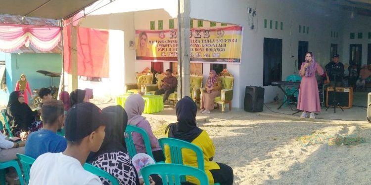 Anggota DPRD Provinsi Gorontalo Dapil Bone Bolango, Yeyen Sidiki berpose dengan warga saat melaksanakan reses di Desa Tunggulo, Tilongkabila, Selasa (31/10/2023) (muhajir/gopos)