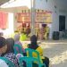Anggota DPRD Provinsi Gorontalo Dapil Bone Bolango, Yeyen Sidiki berpose dengan warga saat melaksanakan reses di Desa Tunggulo, Tilongkabila, Selasa (31/10/2023) (muhajir/gopos)