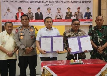 Penjagub Gorontalo Ismail Pakaya dan Ketua KPU Provinsi Gorontalo Fadliyanto Koem bersama unsur Forkopimda usai penandatanganan naskah perjanjian hibah daerah terkait anggaran Pilkada Gorontalo, Selasa (24/10/2023).(F. Ajir/gopos)