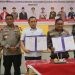 Penjagub Gorontalo Ismail Pakaya dan Ketua KPU Provinsi Gorontalo Fadliyanto Koem bersama unsur Forkopimda usai penandatanganan naskah perjanjian hibah daerah terkait anggaran Pilkada Gorontalo, Selasa (24/10/2023).(F. Ajir/gopos)