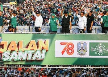 Menteri Agama Yaqut Cholil Qoumas (ketiga kiri), Gubernur Jawa Timur Khofifah Indar Parawansa (tengah), Ketua Umum PBNU Yahya Cholil Staquf (keempat kiri), Sekjen PBNU Saifullah Yusuf (keempat kanan), dan Wali Kota Surabaya Eri Cahyadi (kedua kanan) berfoto bersama usai membuka acara Jalan Santai di Jalan Gubernur Suryo, Surabaya, Jawa Timur, Sabtu (21/10/2023). Acara yang diikuti puluhan ribu peserta dari sejumlah daerah itu dalam rangka memeriahkan Hari Santri Nasional 2023. ANTARA FOTO/Rizal Hanafi/hp.