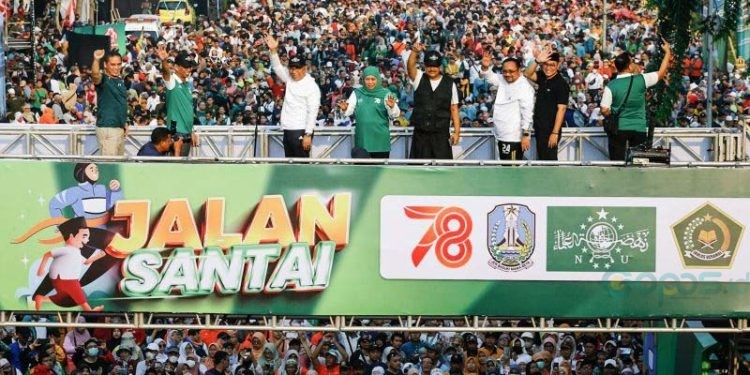 Menteri Agama Yaqut Cholil Qoumas (ketiga kiri), Gubernur Jawa Timur Khofifah Indar Parawansa (tengah), Ketua Umum PBNU Yahya Cholil Staquf (keempat kiri), Sekjen PBNU Saifullah Yusuf (keempat kanan), dan Wali Kota Surabaya Eri Cahyadi (kedua kanan) berfoto bersama usai membuka acara Jalan Santai di Jalan Gubernur Suryo, Surabaya, Jawa Timur, Sabtu (21/10/2023). Acara yang diikuti puluhan ribu peserta dari sejumlah daerah itu dalam rangka memeriahkan Hari Santri Nasional 2023. ANTARA FOTO/Rizal Hanafi/hp.