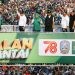 Menteri Agama Yaqut Cholil Qoumas (ketiga kiri), Gubernur Jawa Timur Khofifah Indar Parawansa (tengah), Ketua Umum PBNU Yahya Cholil Staquf (keempat kiri), Sekjen PBNU Saifullah Yusuf (keempat kanan), dan Wali Kota Surabaya Eri Cahyadi (kedua kanan) berfoto bersama usai membuka acara Jalan Santai di Jalan Gubernur Suryo, Surabaya, Jawa Timur, Sabtu (21/10/2023). Acara yang diikuti puluhan ribu peserta dari sejumlah daerah itu dalam rangka memeriahkan Hari Santri Nasional 2023. ANTARA FOTO/Rizal Hanafi/hp.