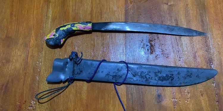 Barang bukti badik yang digunakan RP membacok seorang lansia, Karim Tangahu.
